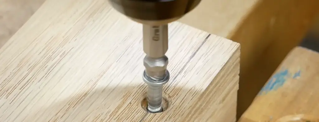 What Kind of Glue to Repair a Stripped Screw